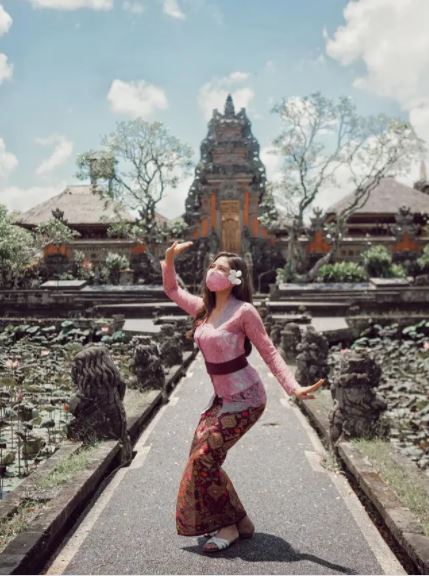 8 Potret Jessica Mila pakai kebaya Bali, makin memesona