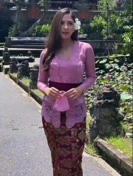 8 Potret Jessica Mila pakai kebaya Bali, makin memesona