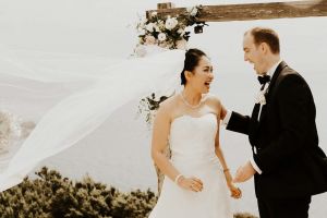 Pernikahannya tak bisa dihadiri tamu, pasangan ini lakukan hal unik