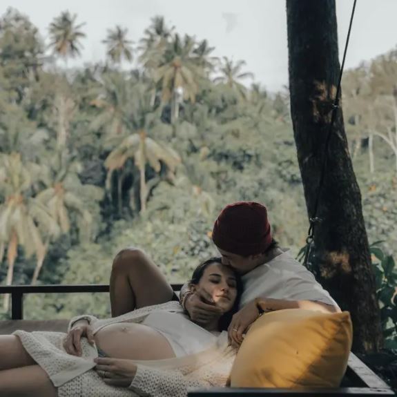  Jelang melahirkan, ini 7 potret liburan Dahlia Poland dan keluarga