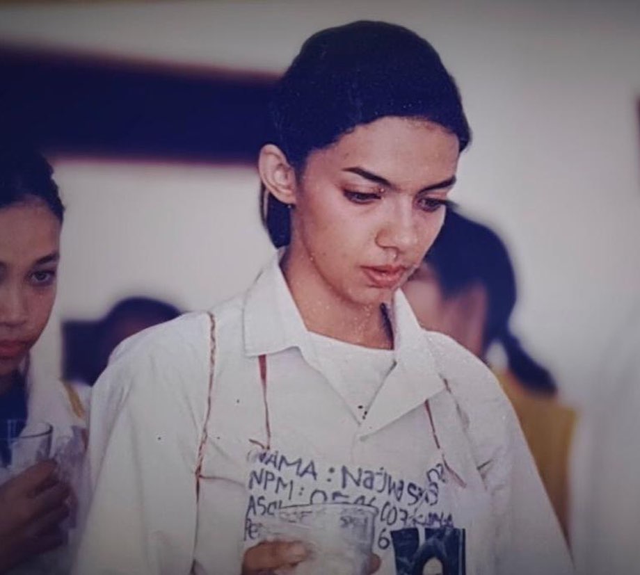 5 Potret jadul Najwa Shihab saat masih sekolah, mirip Deepika Padukone