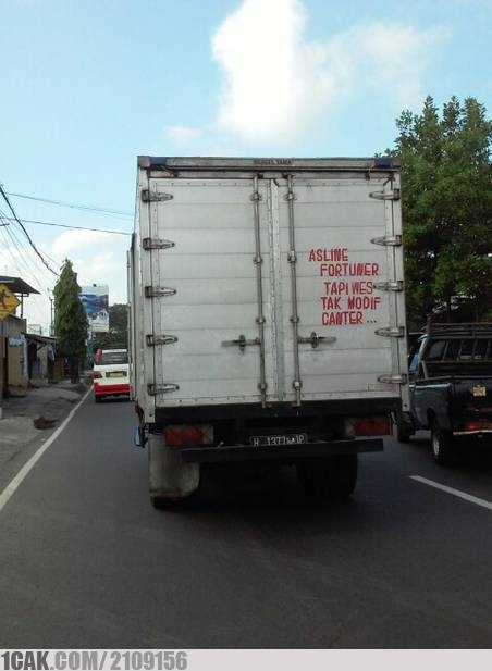 13 Tulisan lucu di belakang mobil box ini kocak abis