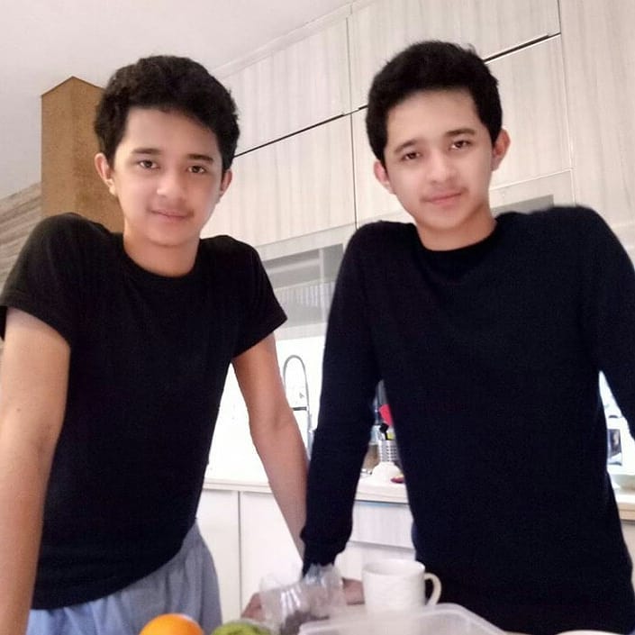 Momen 7 seleb pria bareng kembaran, ada yang saudaranya cewek