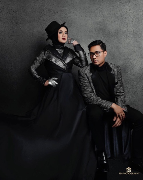 Gaya pemotretan 8 pasang seleb bertema hitam, tampil elegan