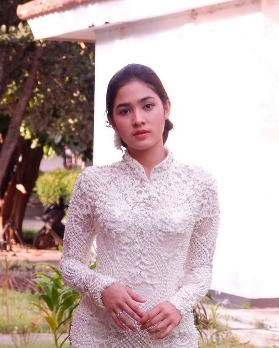 Belum menikah, ini potret anggun 10 seleb kenakan busana pengantin