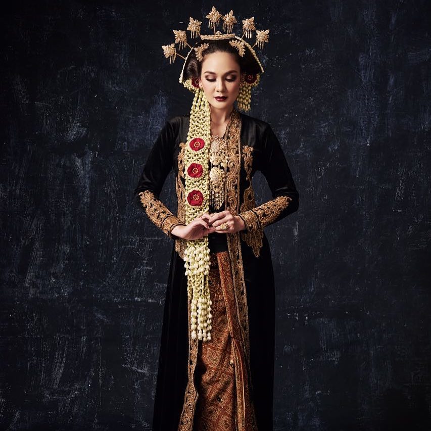 Belum menikah, ini potret anggun 10 seleb kenakan busana pengantin