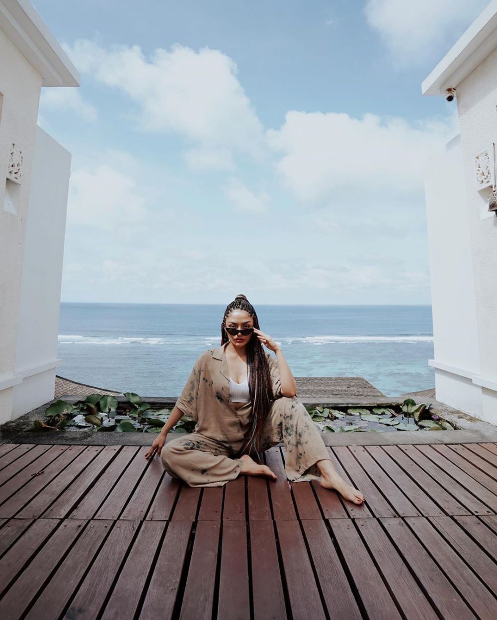 7 Potret penyanyi wanita dengan gaya rambut cornrows, memesona