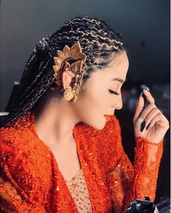 7 Potret penyanyi wanita dengan gaya rambut cornrows, memesona