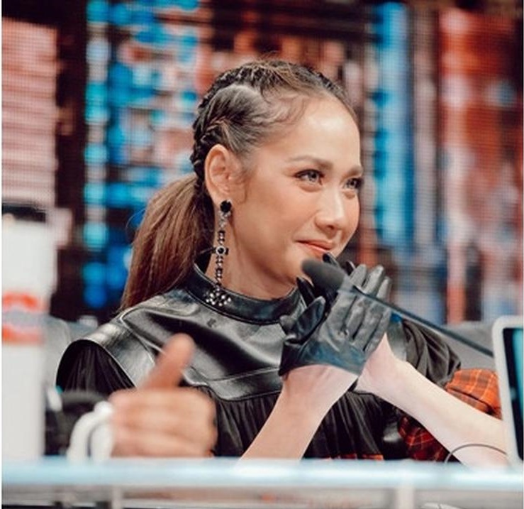 7 Potret penyanyi wanita dengan gaya rambut cornrows, memesona