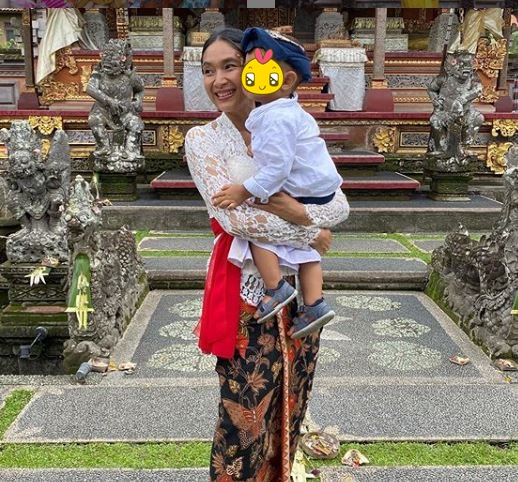 Pesona 15 seleb dalam balutan kebaya Bali, Ashanty curi perhatian