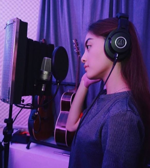 10 Pesona Natalie Zenn, pemeran guru di sinetron Dari Jendela SMP