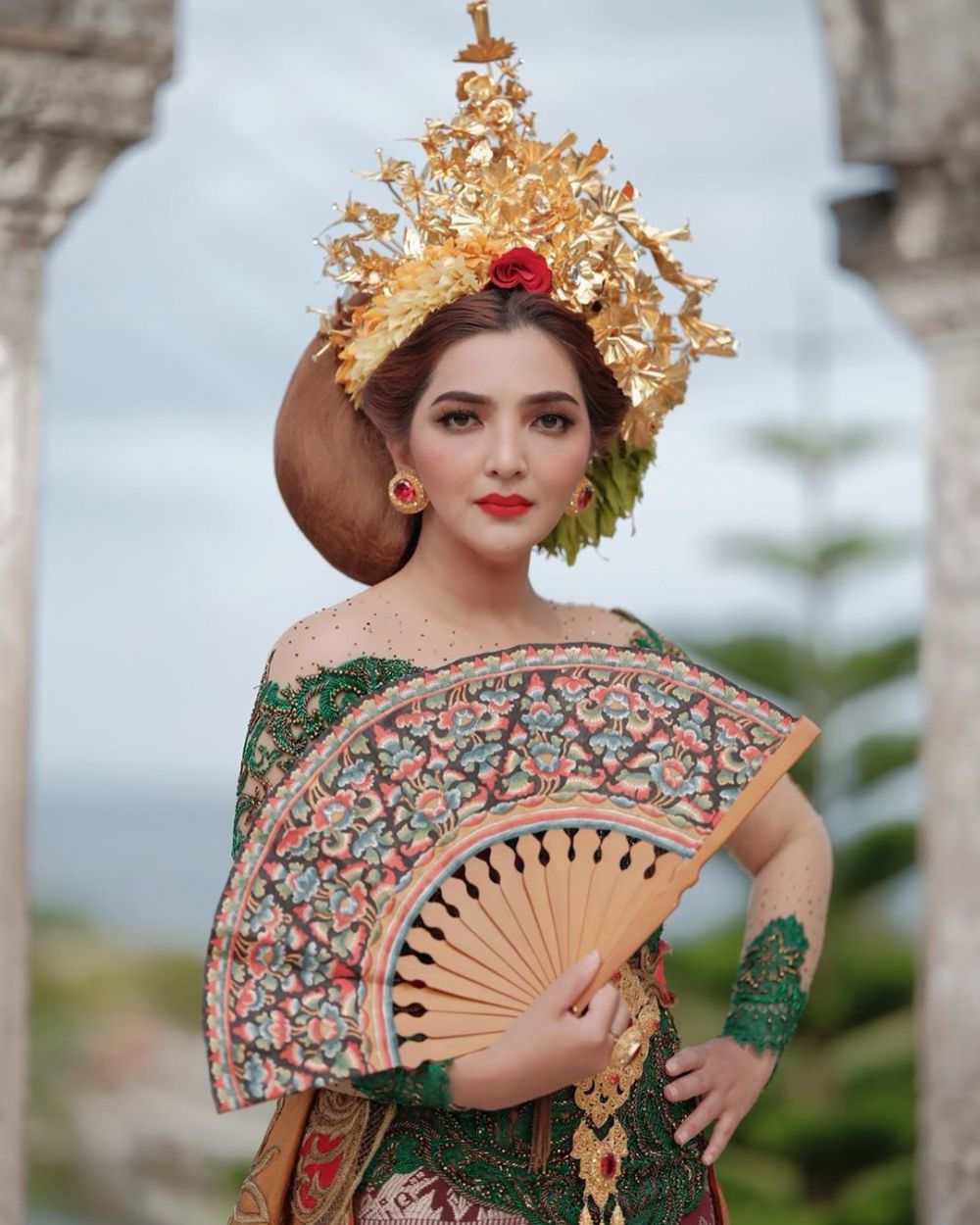 10 Potret Ashanty  dan Aurel  Hermansyah kenakan kebaya Bali 