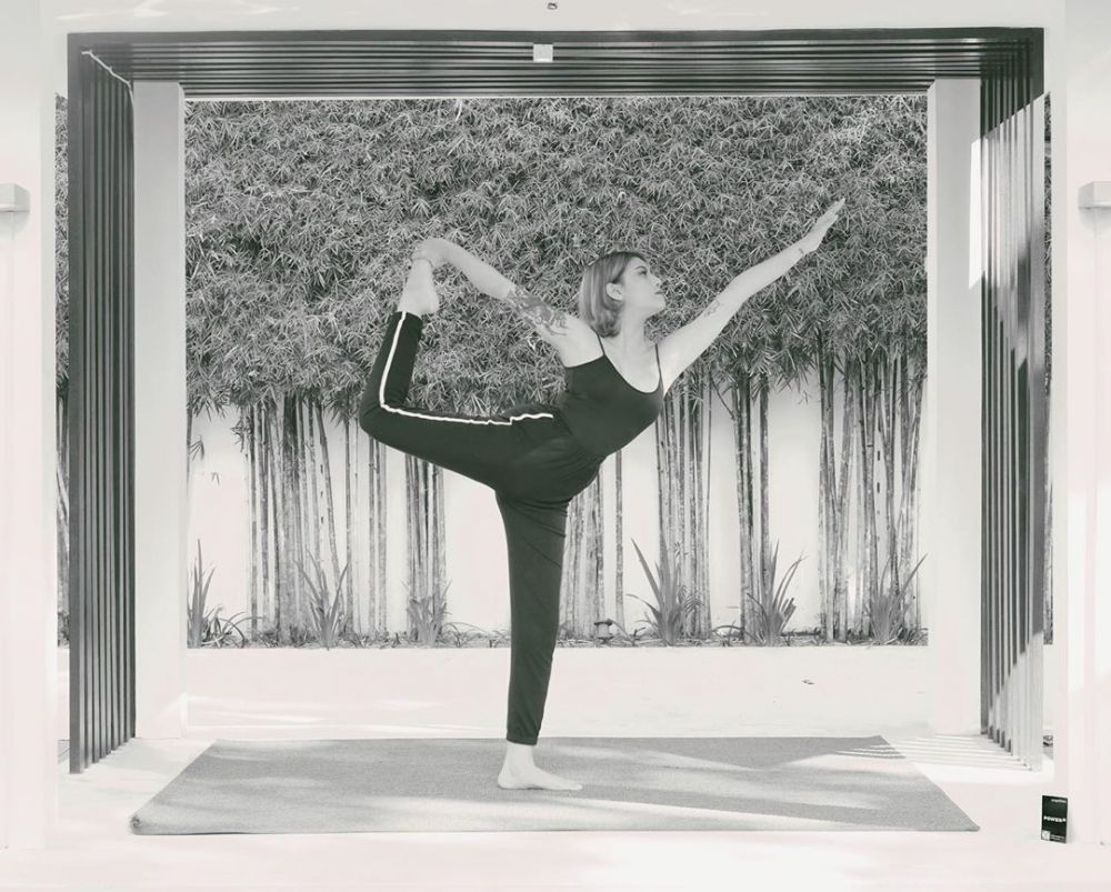 8 Aksi Awkarin yoga bareng pacar saat pandemi, kompak banget