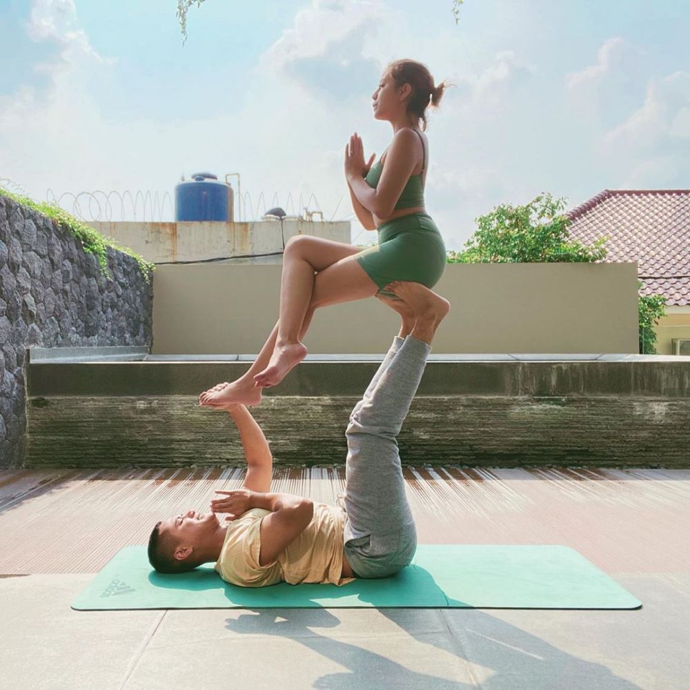 8 Aksi Awkarin yoga bareng pacar saat pandemi, kompak banget