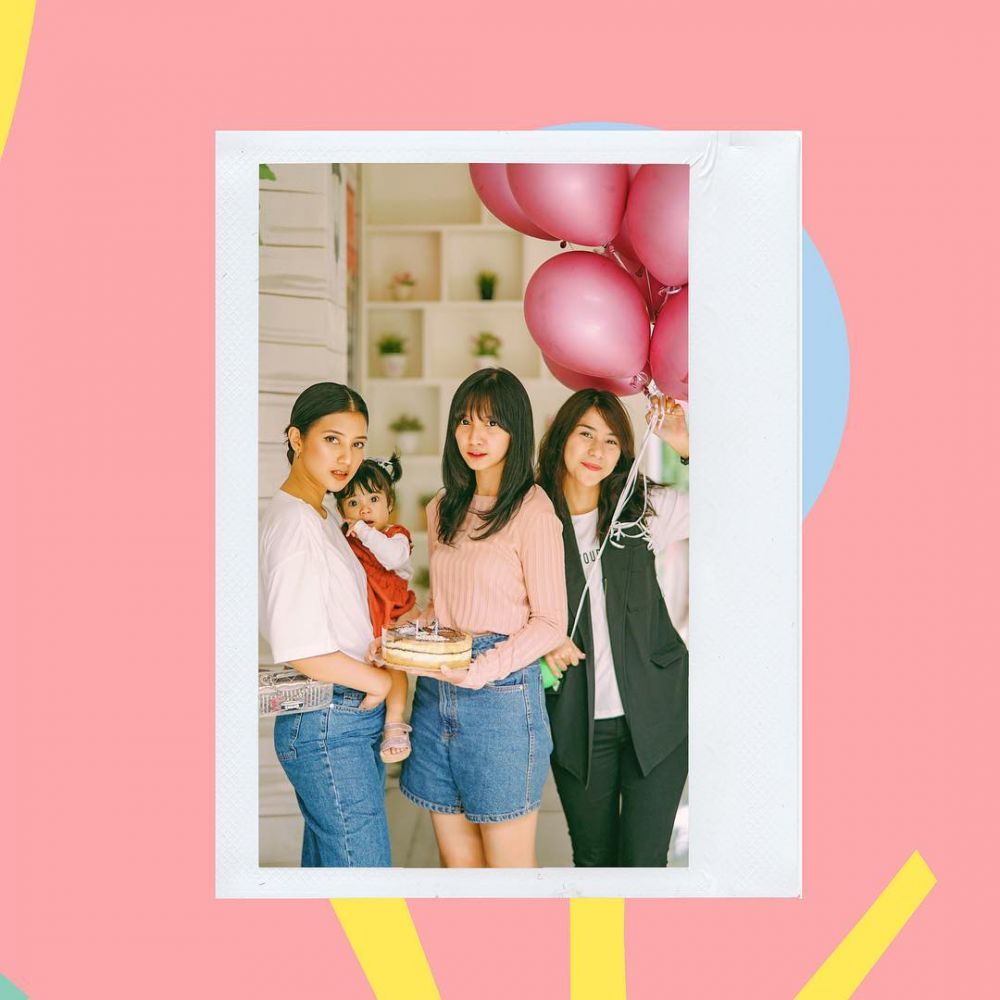 10 Potret persahabatan Sheila Dara & Adinda Thomas, bak kakak-adik