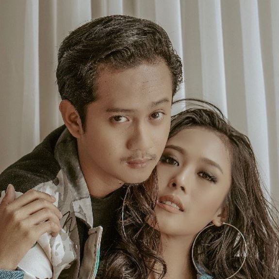 Umumkan kehamilan, ini 10 potret mesra Yoga Arizona dan istri