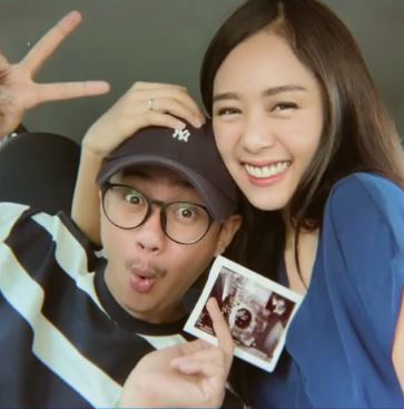 Umumkan kehamilan, ini 10 potret mesra Yoga Arizona dan istri