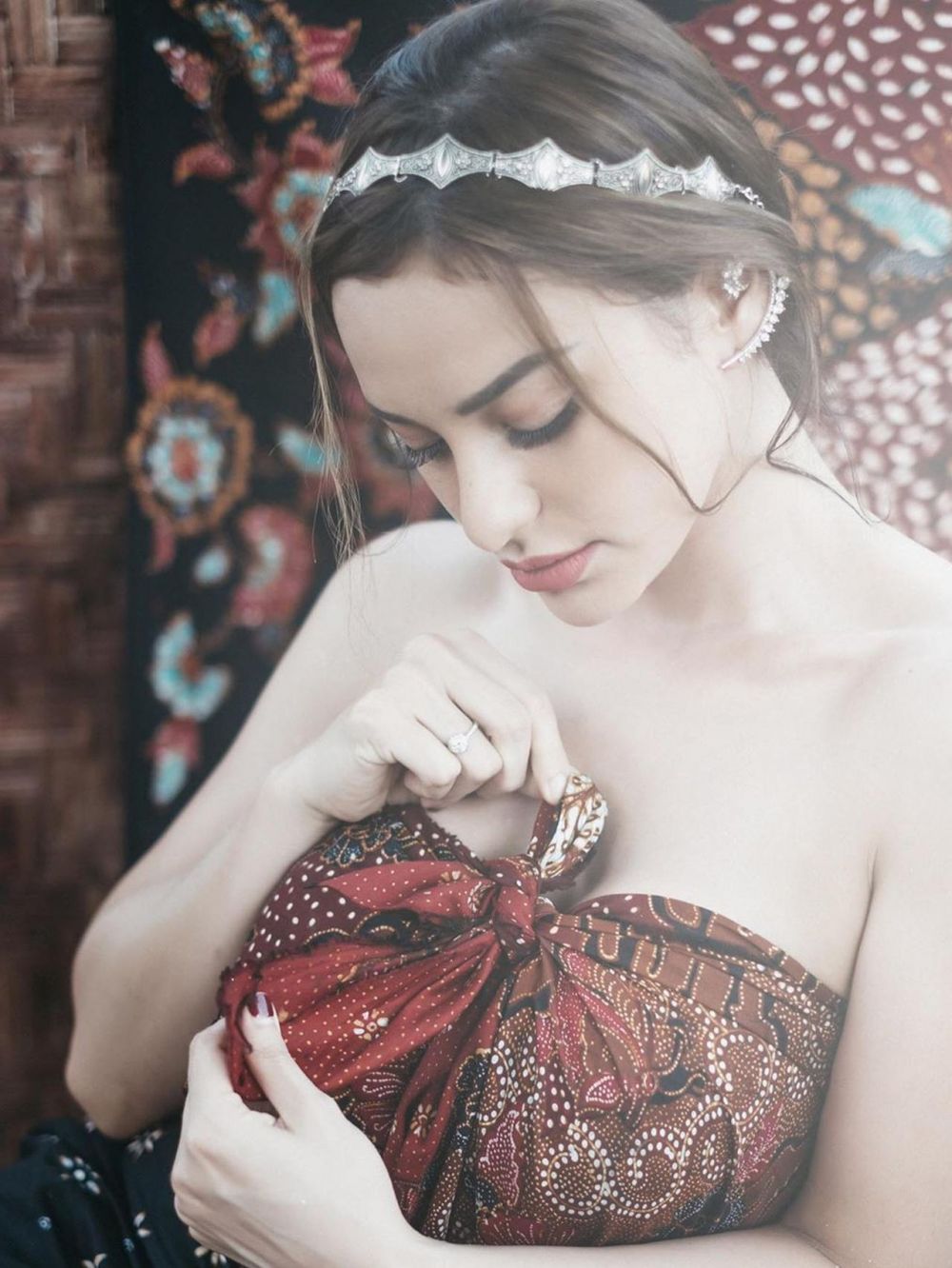 7 Potret Nora Alexandra Philip dengan balutan kain batik, memesona