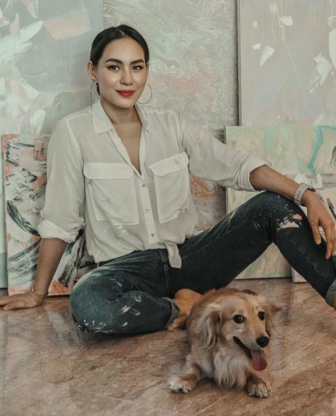 10 Potret penampilan seleb usia 40-an, bergaya bak ABG