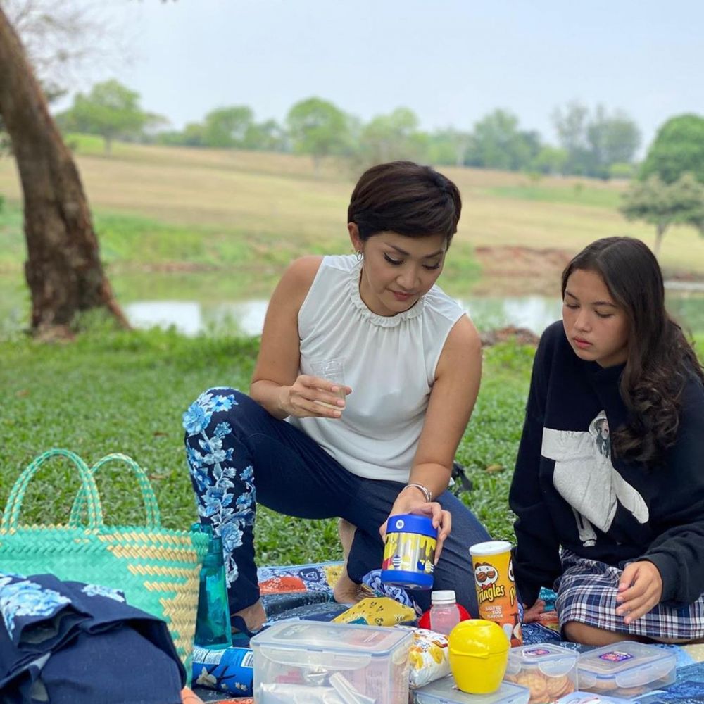 7 Potret akrab Windy Wulandari & Saskia Chadwick, bak anak kandung