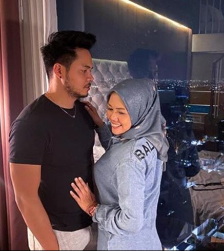 7 Potret mesra Elly Sugigi & kekasih baru, pamer cincin