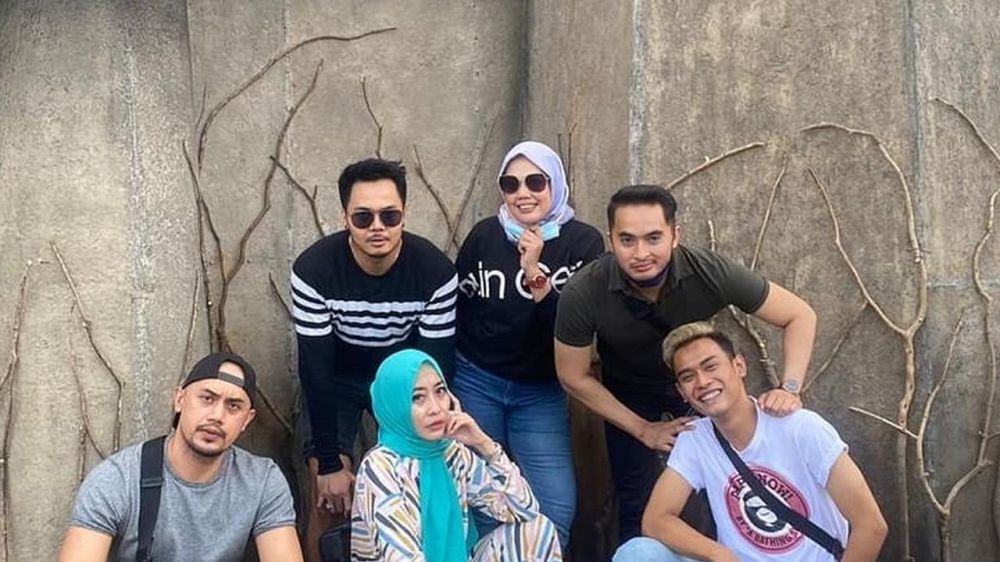 7 Potret mesra Elly Sugigi & kekasih baru, pamer cincin