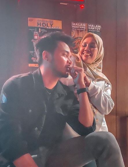 7 Potret mesra Elly Sugigi & kekasih baru, pamer cincin