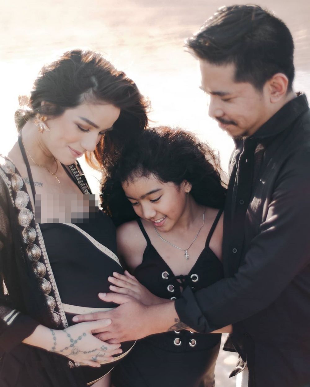 8 Potret maternity Sheila Marcia kehamilan anak ke-4, simpel & elegan