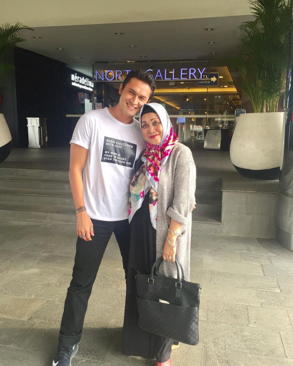 10 Potret kenangan Indra Bruggman dan ibu, penuh kesan mendalam