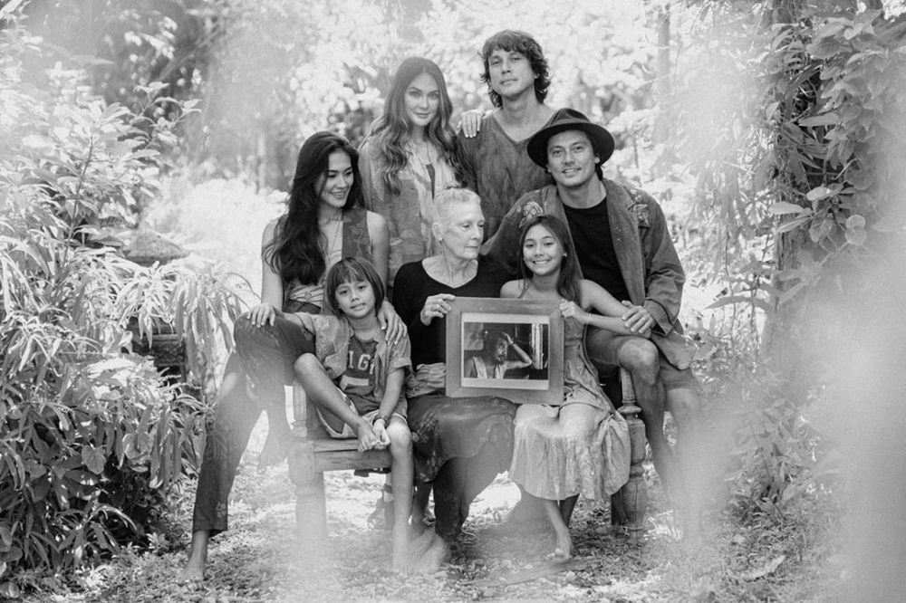 9 Pemotretan keluarga Luna Maya, konsepnya antimainstream