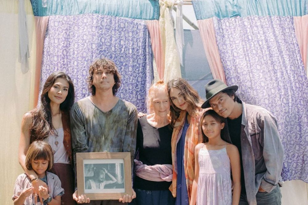 9 Pemotretan keluarga Luna Maya, konsepnya antimainstream