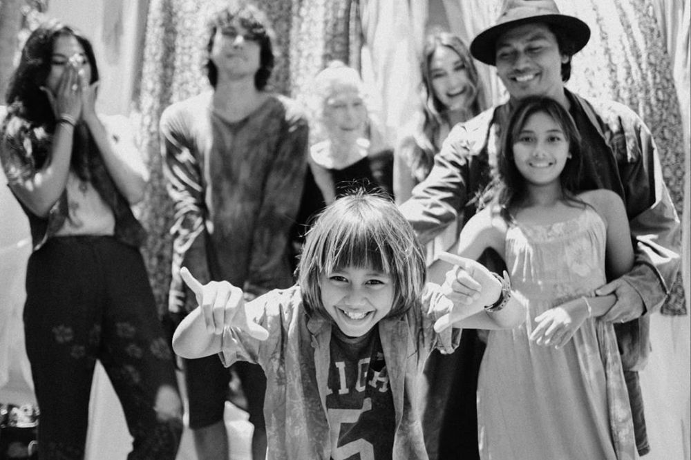 9 Pemotretan keluarga Luna Maya, konsepnya antimainstream