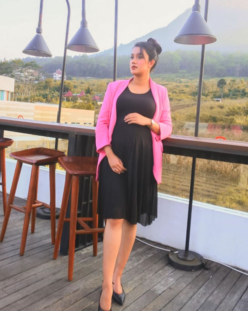 10 Potret Intan Aletrino saat pamer baby bump, cantik memesona