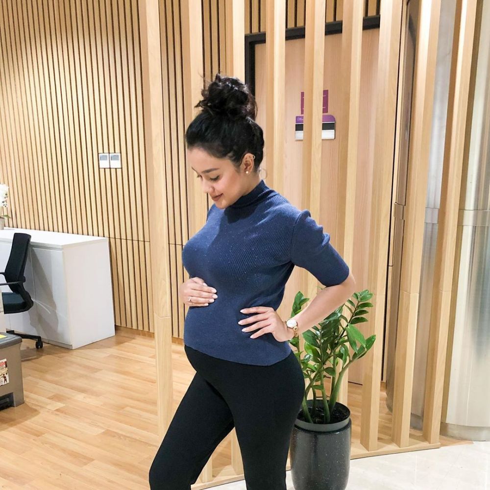 10 Potret Intan Aletrino saat pamer baby bump, cantik memesona