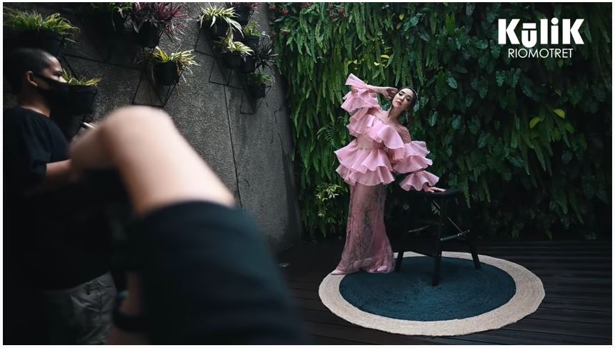 10 Momen pemotretan Gisella Anastasia, harga outfitnya bikin melongo