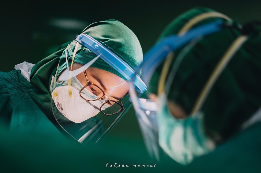 8 Momen istri Enji Baskoro melahirkan, penuh haru