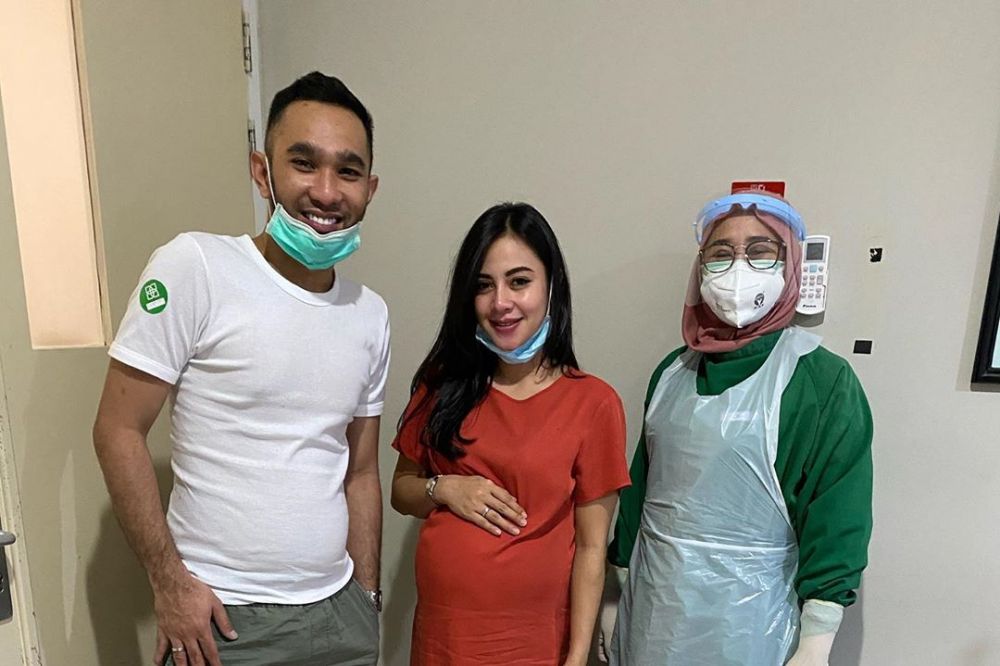 8 Momen istri Enji Baskoro melahirkan, penuh haru