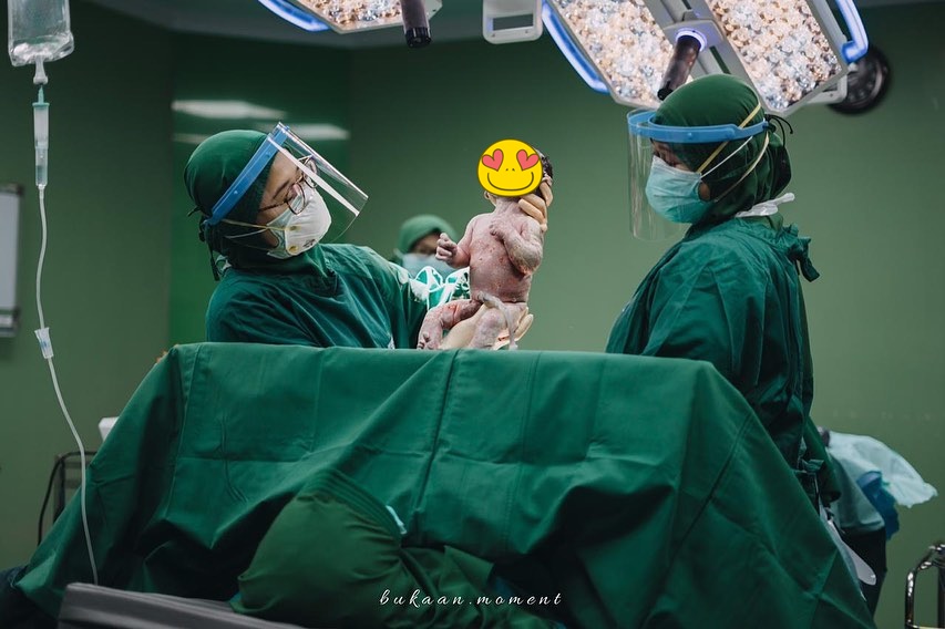 8 Momen istri Enji Baskoro melahirkan, penuh haru