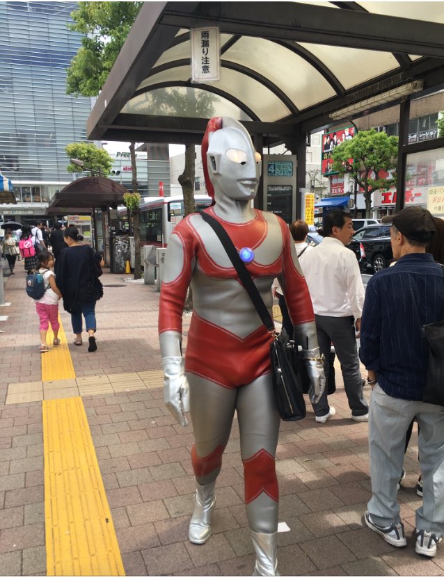 10 Momen kocak Ultraman saat tak melawan musuh, jadi tukang sapu