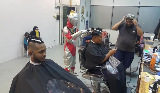 10 Momen kocak Ultraman saat tak melawan musuh, jadi tukang sapu