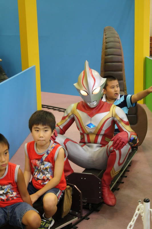 10 Momen kocak Ultraman saat tak melawan musuh, jadi tukang sapu