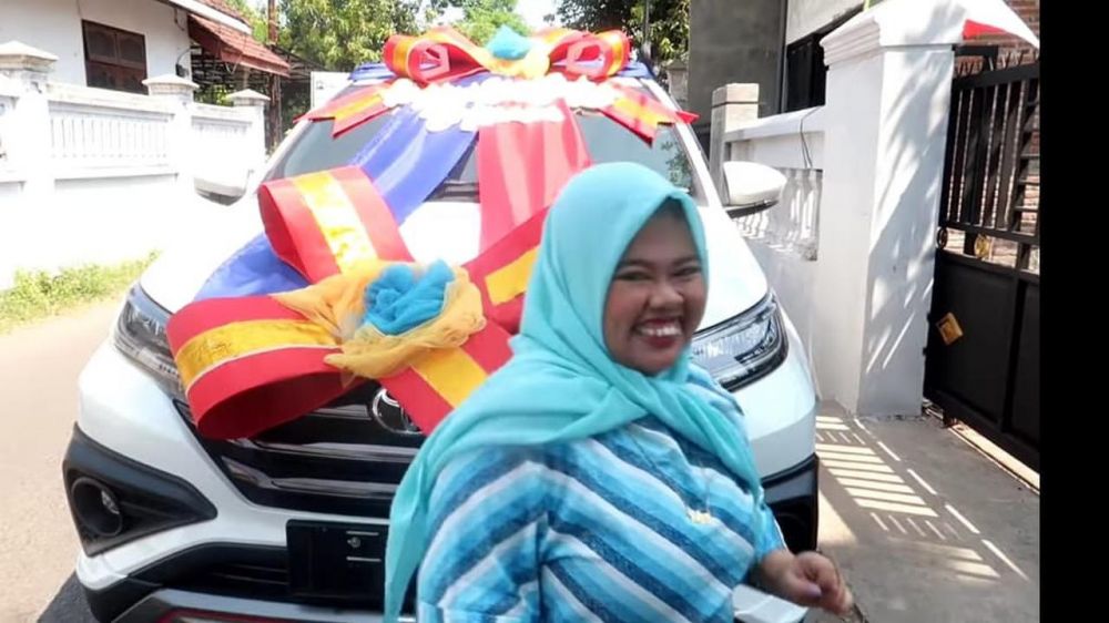 7 Momen Kekeyi beri kejutan ultah untuk sang ibu, kado mobil mewah