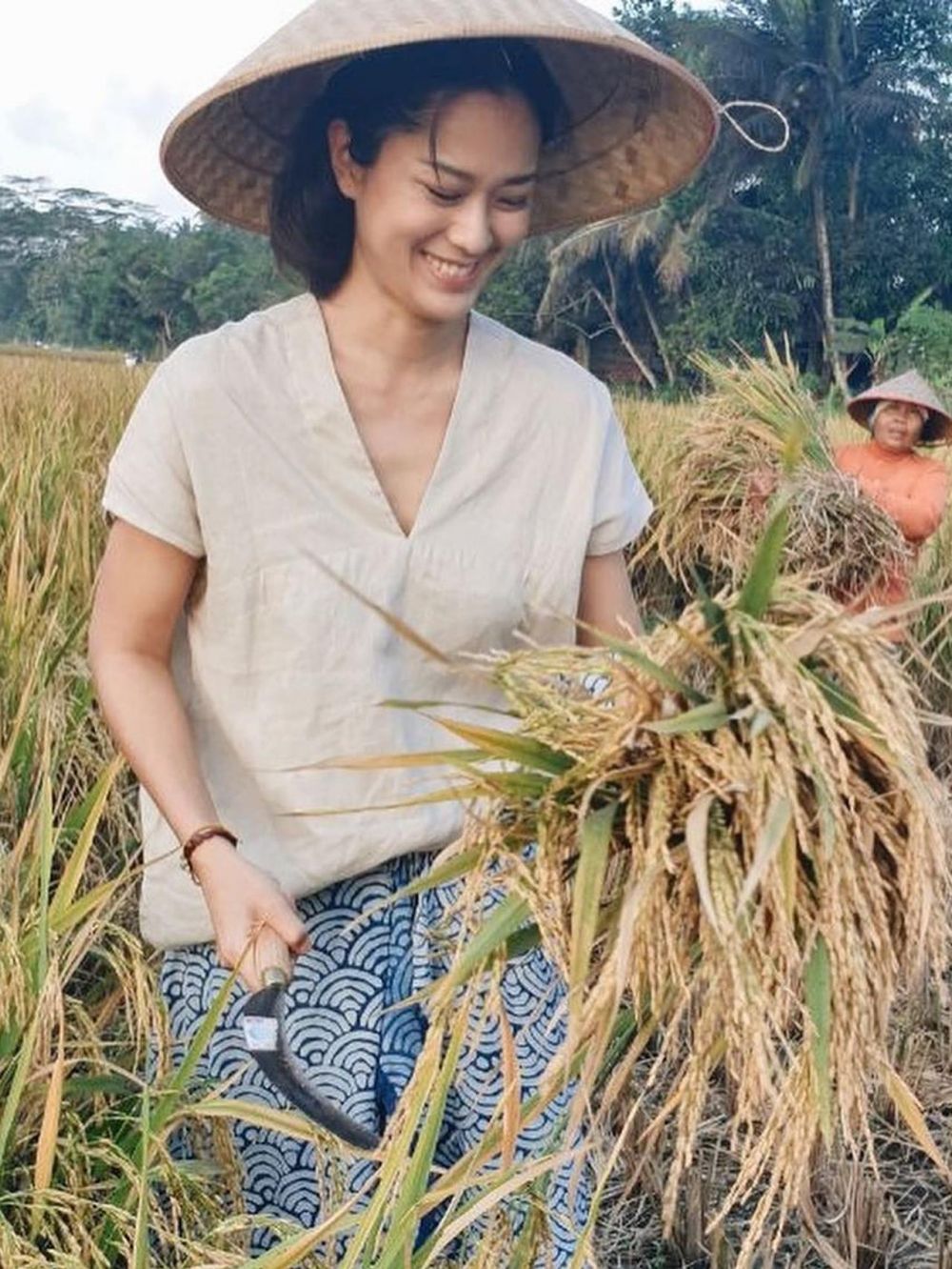 6 Potret Prisia Nasution panen padi di sawah, tetap anggun menawan