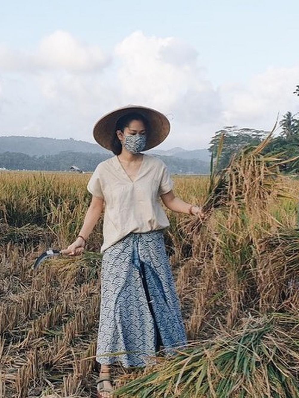 6 Potret Prisia Nasution panen padi di sawah, tetap anggun menawan