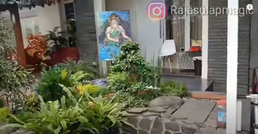 9 Penampakan rumah Limbad, koleksi mobil di garasi curi perhatian