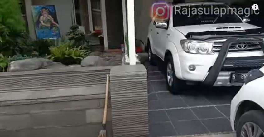 9 Penampakan rumah Limbad, koleksi mobil di garasi curi perhatian