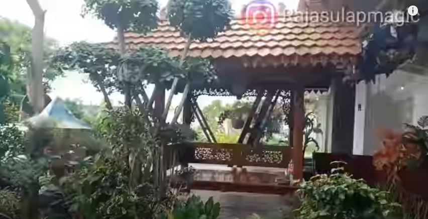 9 Penampakan rumah Limbad, koleksi mobil di garasi curi perhatian