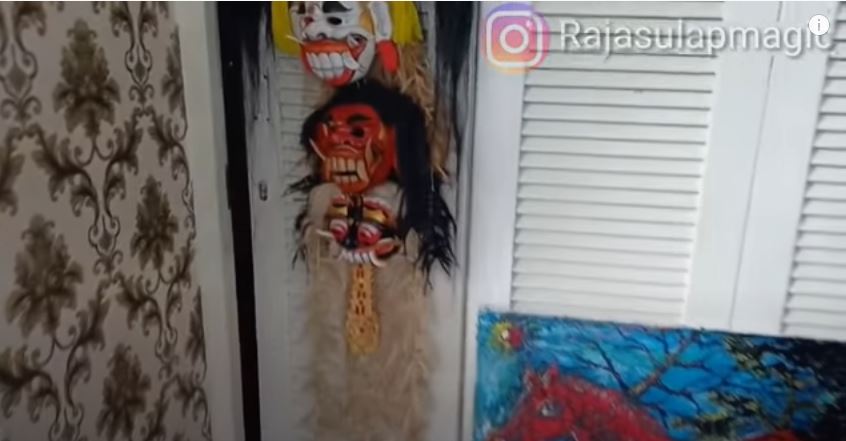 9 Penampakan rumah Limbad, koleksi mobil di garasi curi perhatian