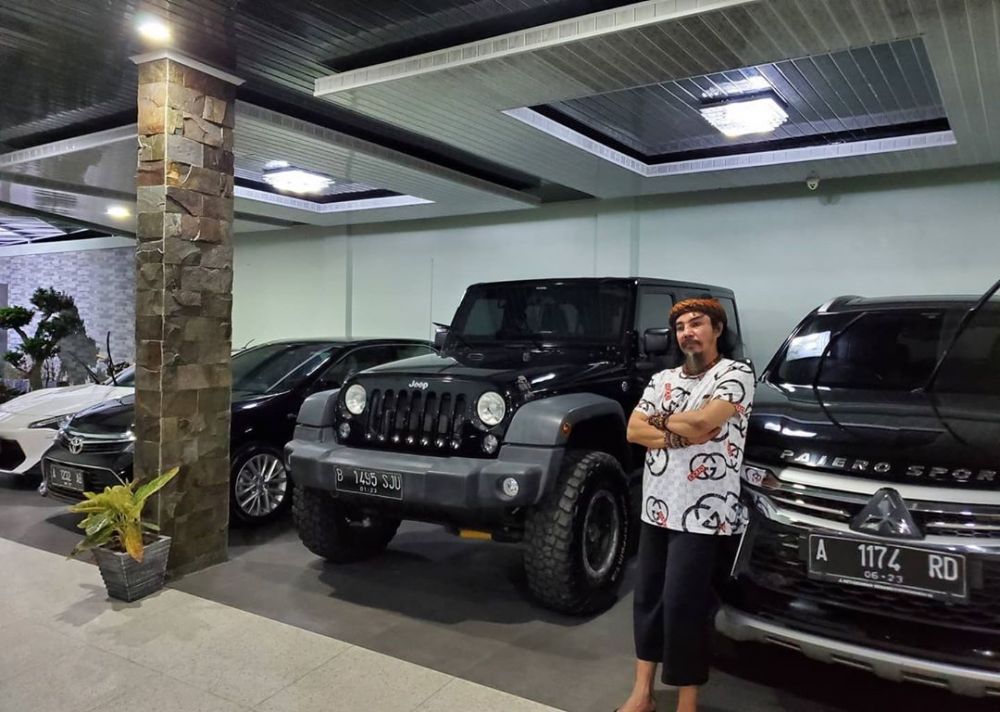 9 Penampakan rumah Limbad, koleksi mobil di garasi curi perhatian