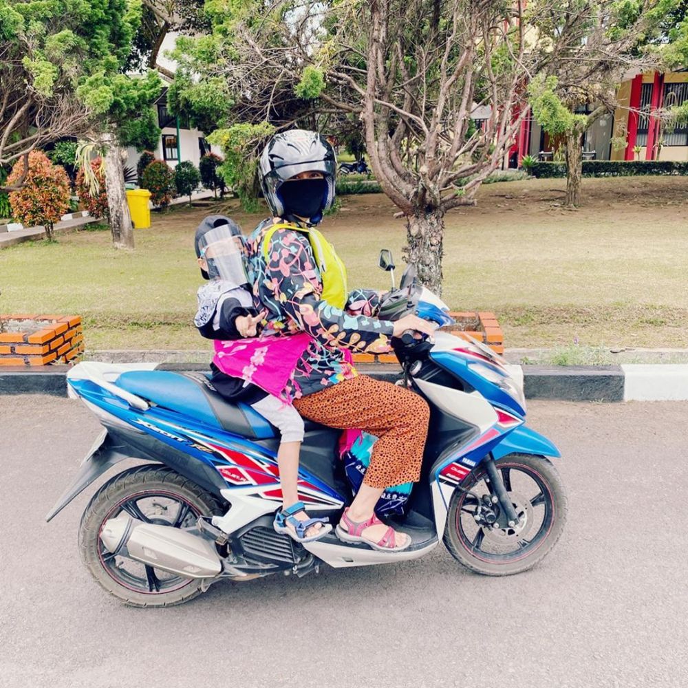 Momen 7 seleb boncengin anak naik motor, gayanya curi perhatian